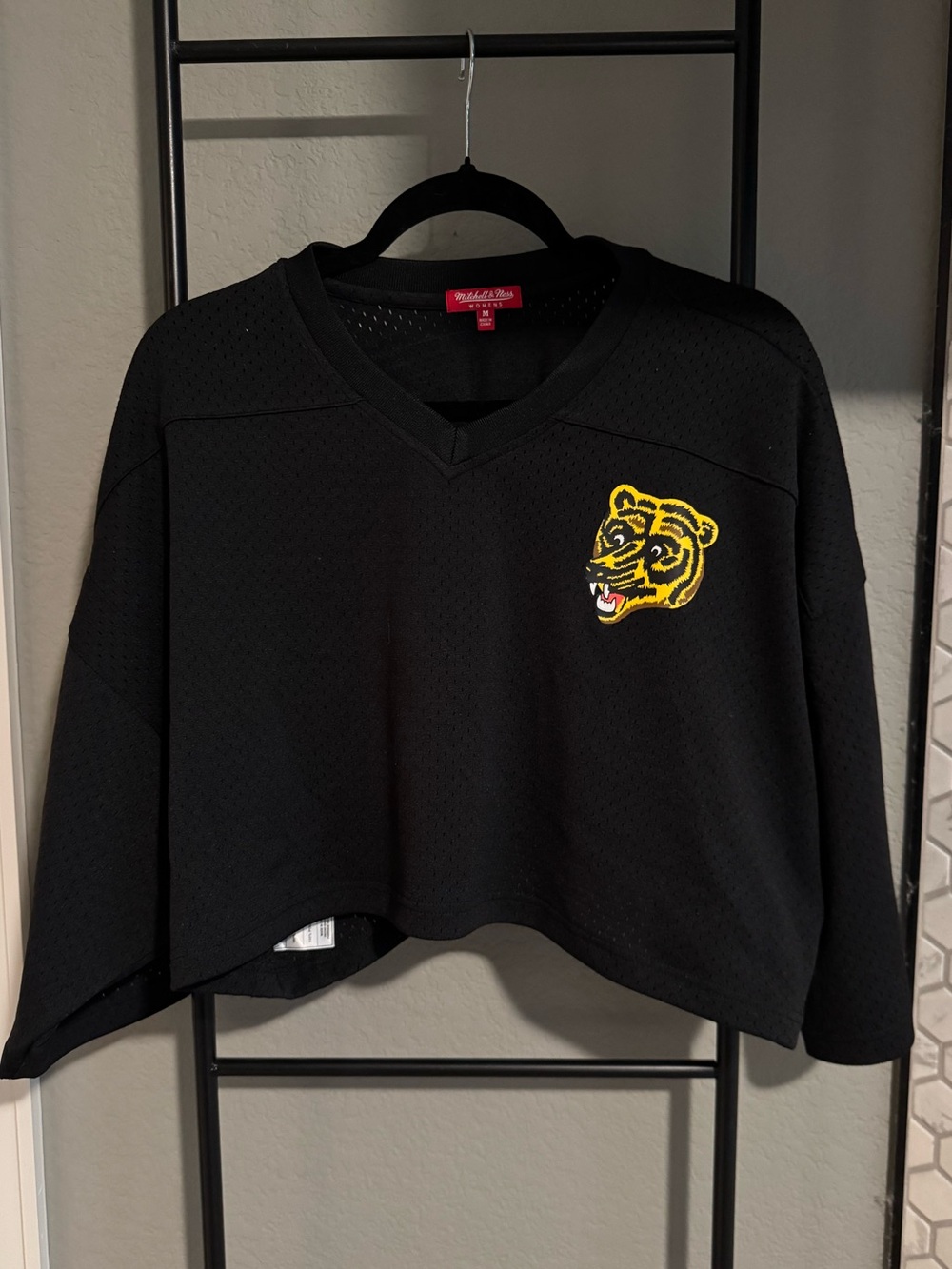 THROWBACK Women’s Medium Mitchell & Ness Black Boston Bruins Crop Top
